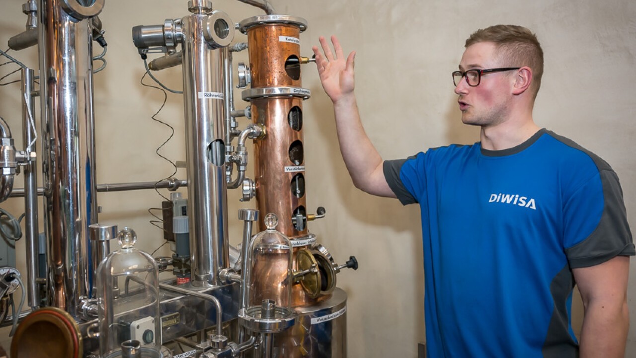 Anhand einer kleinen mobilen Brennerei erklärt Andreas Haas, Leiter Qualitätssicherung und Entwicklung, wie das Destillieren funktioniert.
